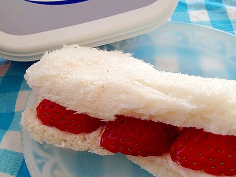 苺＆クリチのサンドイッチ♪